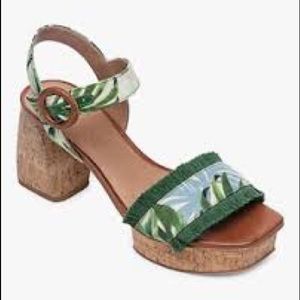 NWB Bernardo Reagan Platform Sandals size 7